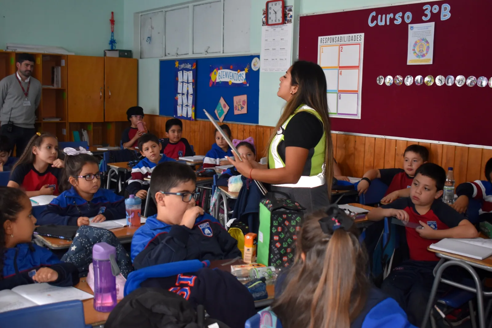 Monitora TERO organizando con el curso los roles previos al simulacro escolar