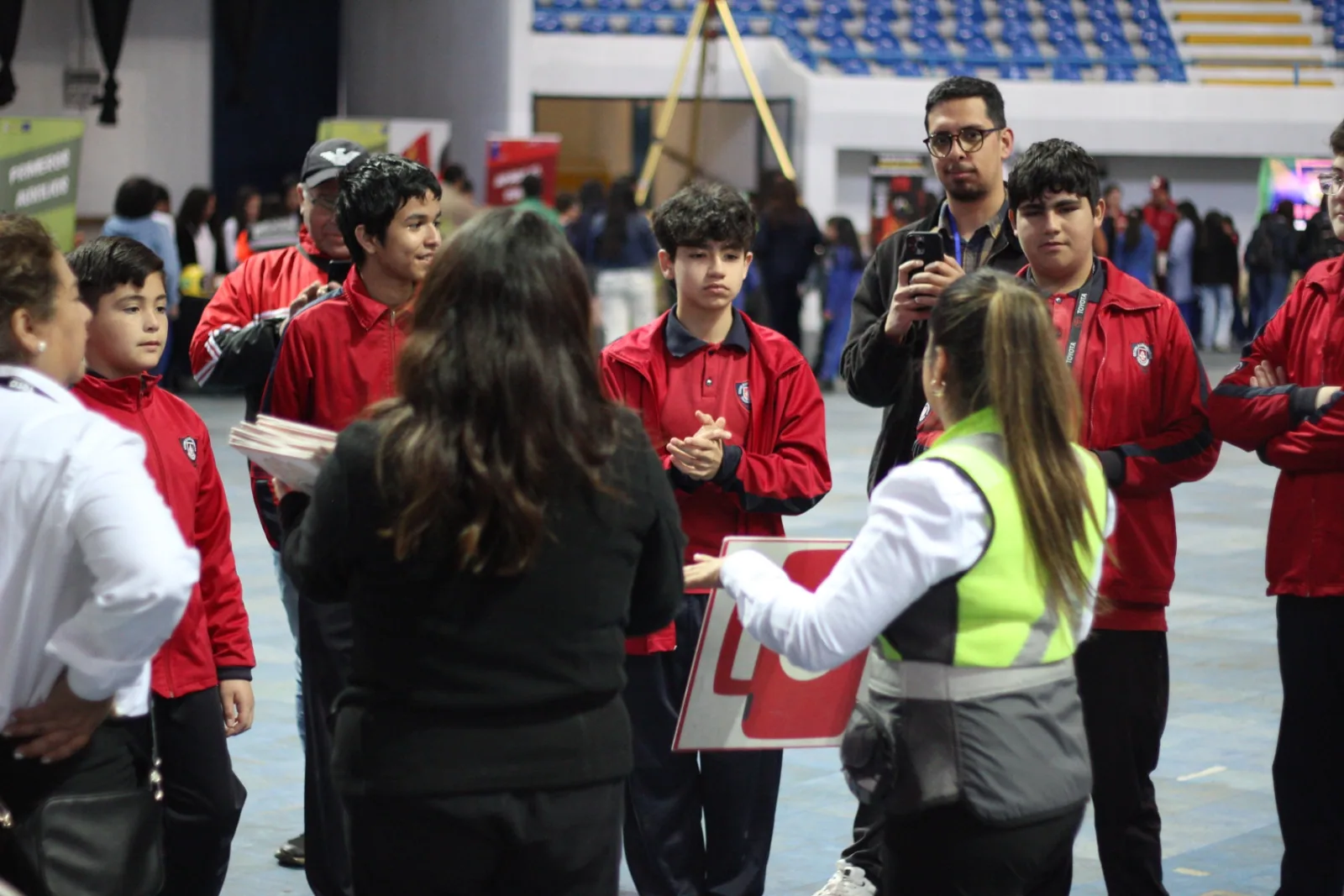 Actividad en terreno de TERO con estudiantes preparando el ejercicio de seguridad
